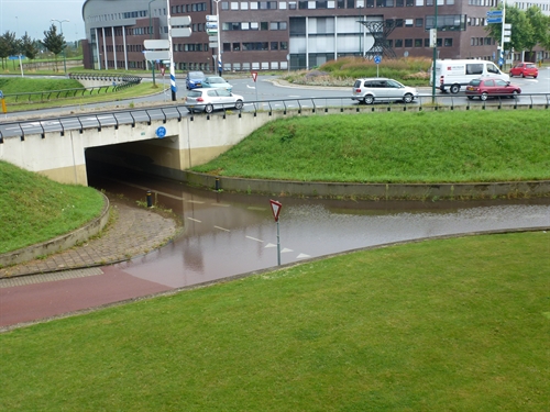 140828_Hoog water in het tunneltje voor het kantoor 01 140828_Hoog water in het tunneltje voor het kantoor 01