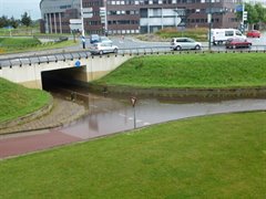 140828_Hoog water in het tunneltje voor het kantoor 01