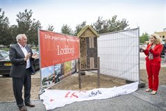 Patrick Poelmann en Mariëtte Pennarts onthullen het insectenhotel