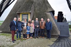 De molenaarsfamilie met gasten bij de molen Bonrepas