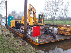 Planken worden uit beschoeiing Gekanaliseerde Hollandsche IJssel getrokken