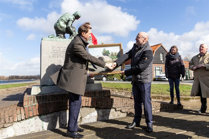 Bernard de Jong overhandigt een schilderij aan de dijkgraaf van Rijnland Bernard de Jong overhandigt een schilderij aan de dijkgraaf van Rijnland