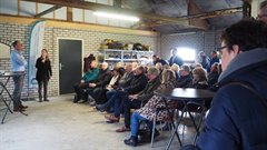 Uitleg tijdens excursie in stal van melkveehouder Bartlo Hogendijk