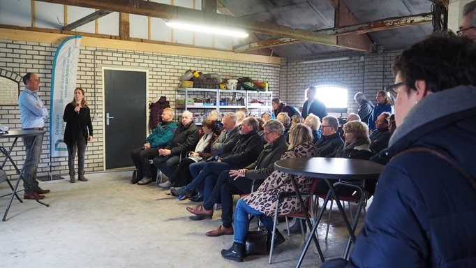 Uitleg tijdens excursie in stal van melkveehouder Bartlo Hogendijk Uitleg tijdens excursie in stal van melkveehouder Bartlo Hogendijk