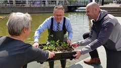 Hoogheemraad Els Otterman (links) en wethouder Herman Geerdes geven het startsein voor de pilot drijvende eilandjes