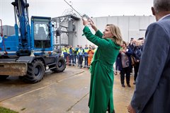 Minister Cora van Nieuwenhuizen gooit fles voor de officiële openingshandeling