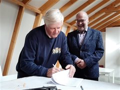 Hoogheemraad Bernard de Jong en voorzitter Ruud Mees ondertekenen beheerovereenkomst